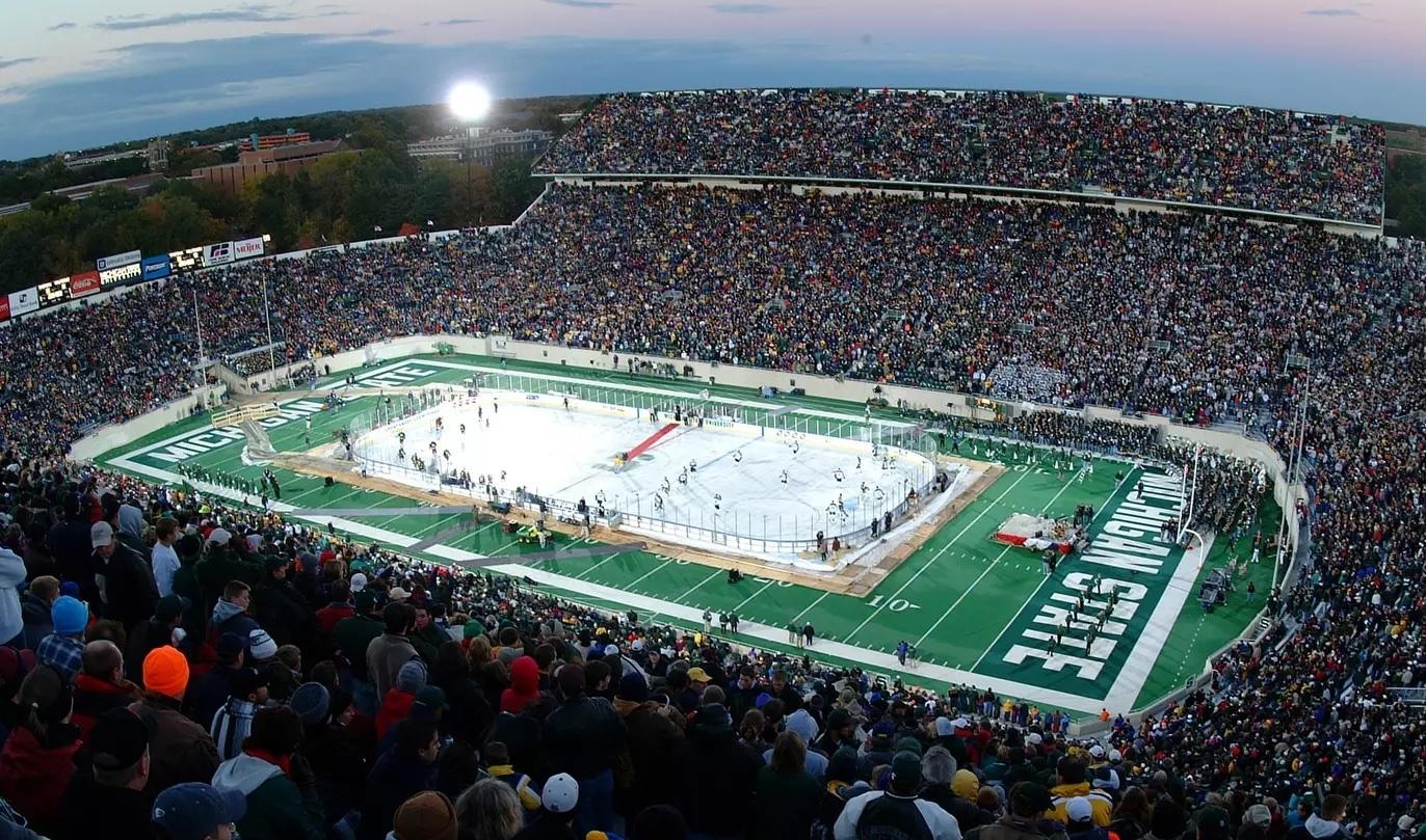 A wide shot of the Cold War game between Michigan and Michigan State in 2001